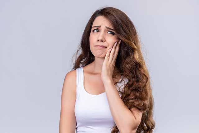 a young with toothache seeking a modesto dentist
