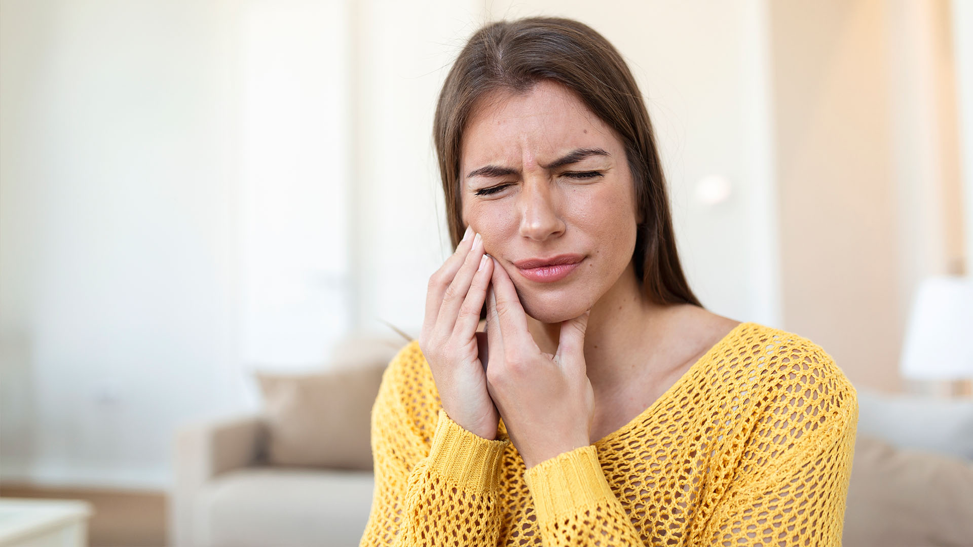 a young girl with toothache seeking an emergency dentist near me