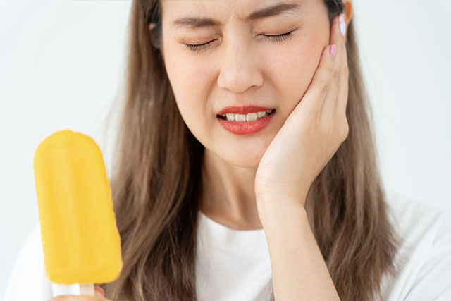 a young girl with sensitive teeth seeking an emergency dentist near me